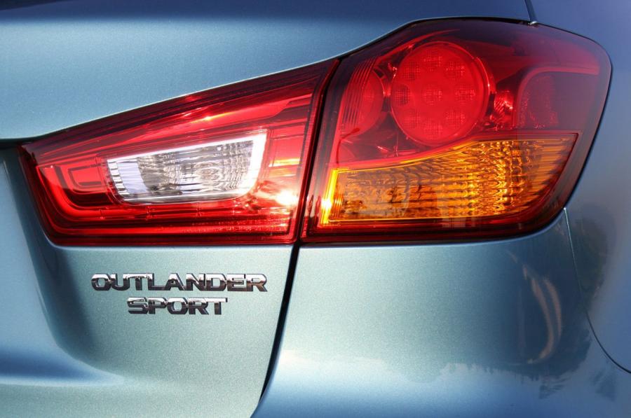  Mitsubishi Outlander Sport SE AWC 2011 года  (фото 41 из 48)